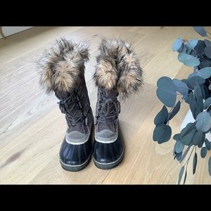 SOREL WINTER BOOTS size 8
